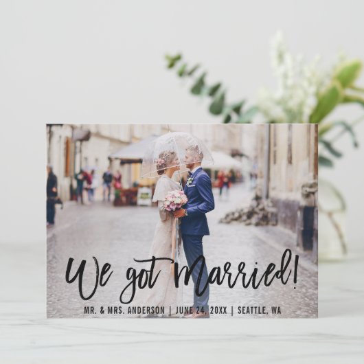 Modern Brush Script we zijn getrouwd met Mr en Mrs Aankondiging (Staand voorkant)