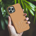 Modern Buff Monogram Initialen Hedendaags iPhone 16 Pro Max Hoesje<br><div class="desc">Modern Buff Monogram Initialen Contemporary Phone 16 Pro Max Hoesjes beschikt over een op maat gemaakte monogram in de moderne script typografie. Perfect voor familie en vrienden voor verjaardagen,  kerst,  feestdagen,  Moederdag,  Vaderdag en meer. Ontworpen door ©2024 Evco Feestdagen www.zazzle.com/store/evcoholidays</div>