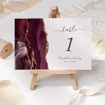 Modern Burgundy Gold Agate Blush Wedding Kaart<br><div class="desc">Deze elegante moderne trouwtafel-nummerkaart is voorzien van een woedende waterverf-agatgrens die is getrimd met faux gold glitter. De aanpasbare tekst combineert het handschrift van houtskool grijs,  en cursieve en copperplate doopvonten op een stompe roze achtergrond.</div>