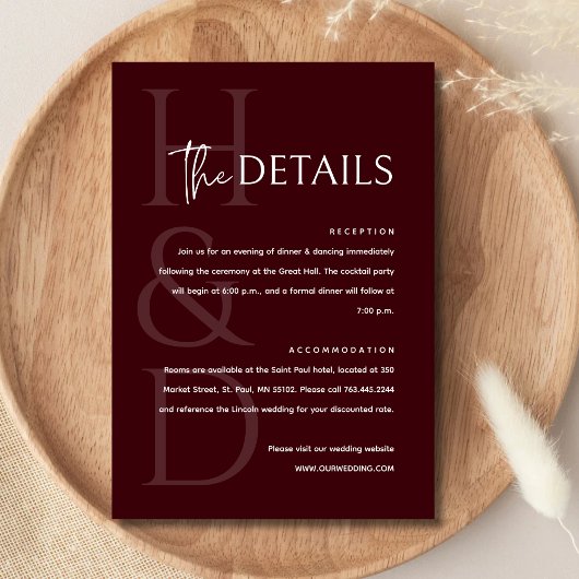 Modern Burgundy Monogram Minimalist Wedding Informatiekaartje