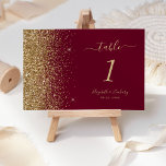 Modern Burgundy Red Gold Glitter Edge Wedding Kaart<br><div class="desc">The left-hand edge of this elegant modern wedding table number features a gold faux glitter design. The customizable text combines pale gold-colored handwriting,  copperplate and italic fonts on a burgundy red background.</div>