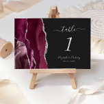 Modern Burgundy Silver Agate Dark Wedding Kaart<br><div class="desc">De linkerrand van deze elegante moderne trouwtafel-nummerkaart is voorzien van een woedende waterverf aan de rand van een geagendeerde,  met faux zilveren glitter getrimde grens. De aanpasbare tekst combineert zilvergrijze handschrift-,  cursief- en copperplate-lettertypen op een niet-zwarte achtergrond.</div>