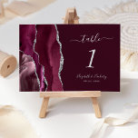 Modern Burgundy Silver Agate Wedding Kaart<br><div class="desc">De linkerrand van deze elegante moderne trouwtafel-nummerkaart is voorzien van een woedende waterverf aan de rand van een geagendeerde,  met faux zilveren glitter getrimde grens. De aanpasbare tekst combineert zilvergrijze handschrift,  cursieve en copperplate lettertypen op een rode achtergrond.</div>