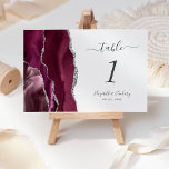 Modern Burgundy Silver Agate Wedding Kaart<br><div class="desc">De linkerrand van deze elegante moderne trouwtafel-nummerkaart is voorzien van een woedende waterverf aan de rand van een geagendeerde,  met faux zilveren glitter getrimde grens. De aanpasbare tekst combineert het handschrift van houtskool grijs,  cursieve en copperplate doopvonten op een witte achtergrond.</div>