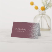 Modern Burgundy Silver Glitter Edge Wedding Plaatskaartje (Achterkant)