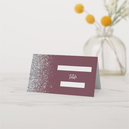 Modern Burgundy Silver Glitter Edge Wedding Plaatskaartje (Voorkant)