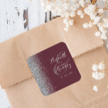 Modern Burgundy Silver Glitter Edge Wedding Vierkante Sticker<br><div class="desc">Deze elegante moderne bruiloft sticker heeft een faux silver glitter design aan de linkerkant. Pas eenvoudig de zilvergrijze tekst aan op een donkere bordeaux achtergrond,  met de namen van de bruid en bruidegom in handschrift kalligrafie over een groot ampersand</div>