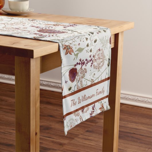 Modern Burgundy Wildflowers | Elegant Boho Floral Korte Tafelloper (Voorbeeld)