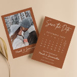 Modern Burnt Oranje Minimalist Photo Calendar Boho Save The Date<br><div class="desc">Moderne Burnt Oranje Minimalist Photo Calendar Boho Save the Date. Eenvoudig personaliseren door elke info te vervangen. Upload een verticale/portretfoto. Beweeg de cirkel door te klikken verder aanpassen. Controleer de voorvertoning voordat u aan de wagen toevoegt. (Monsterfoto van Mikhail Nilov van Pexels)</div>