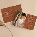 Modern Burnt Oranje sparen de Kalender van de Foto Briefkaart<br><div class="desc">Het moderne Verbrandende Sinaasappel sparen het Briefkaart van de Kalender van de Foto van de Datum. Eenvoudig personaliseren door elke info te vervangen. Upload een portret/verticale foto. Beweeg de cirkel door de verbinding te klikken verder aanpast. Controleer de voorvertoning voordat u aan de wagen toevoegt. (Foto van Jonathan Borba van...</div>