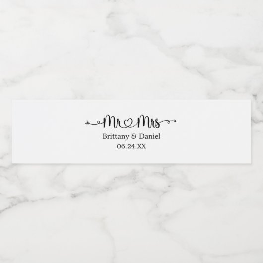 Modern Calligraphy Heart Mr. en Mrs Wedding Waterfles Etiket (Enkel label)