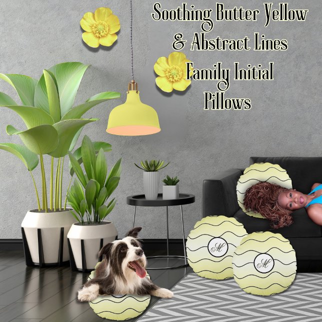 Modern Calligraphy Initial Butter Yellow Ombré Rond Kussen (Creamy butter yellow round pillow with wavy, black, abstract lines, and calligraphy family initial)