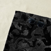 Modern Camo-Black en Dark Gray-camouflage Strandlaken (In situ)