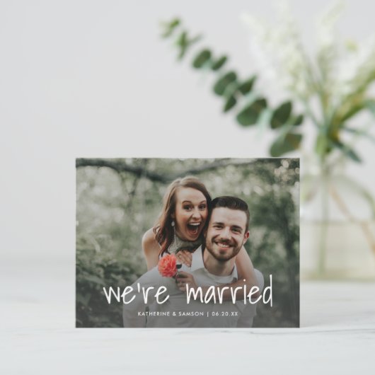 Modern Casual We zijn getrouwd met fotobruiloft Aankondigingskaart (Staand voorkant)