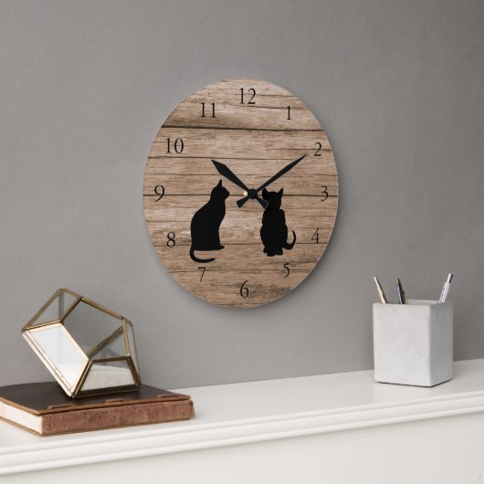 Modern cat silhouettes on rustic dark wood grote klok (Kantoor)