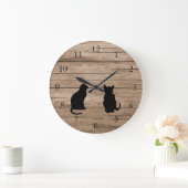 Modern cat silhouettes on rustic dark wood grote klok (Huis)