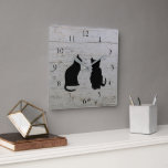 Modern cat silhouettes on rustic wood pattern vierkante klok<br><div class="desc">Modern cat silhouettes,  pets,  sitting on driftwood background clock.</div>