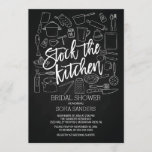 Modern Chalkboard is de Keukendouwer uitgenodigd Kaart<br><div class="desc">Stijlvol veeg de keukenbridale doucheuitnodiging met handgeschetste keukengerei op een trendy zwarte chalkboardachtergrond met een modern handlettertype.</div>