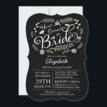 Modern Chalkboard komt hier uit de bride Floral Kaart<br><div class="desc">Het mooie, moderne en kalmerende kalkbord hier komt het bruideflorale vrijgezellenfeest dat op een hedendaagse, hedendaagse zwarte chrokbordachtergrond is geplaatst met kleine lavender paarse bloemen. In onze winkel verkrijgbaar in een groot aantal populaire kleuren voor trouwbloemen en aangepaste kleuren zijn altijd welkom. Ideaal voor een vrijgezellenfeest in het voorjaar, een...</div>