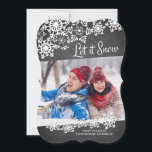 Modern Chalkboard laat sneeuwvlokken foto Feestdagenkaart<br><div class="desc">De hedendaagse foto-kaart laat het sneeuwen op een zwarte achtergrond met sneeuwvlokken.  Draai onze leuke kaart om een passend sneeuwvlokje terug te uitzichten!</div>