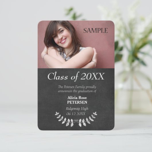 Modern Chalkboard Laurel Leaf Afstuderen Aankondiging (Staand voorkant)