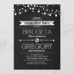 Modern Chalkboard String Lights Engagement Party Kaart<br><div class="desc">Uitnodiging van de zwarte klokkenbordverlovingspartij met een reeks lichtjes en moderne typografie,  versierd met liefdespijlen en begeleid met een noodlijdende banner. Perfecte uitnodiging voor het thema van een onbuigzame verlovingspartij met een dubbellichtaccentuering.</div>