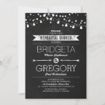 Modern Chalkboard String Lights Rehearsal Dinner Kaart<br><div class="desc">Een uitnodiging voor een herrepetitief zwarte karton met een reeks lichtjes en een moderne typografie,  ingericht met liefdespijlen en vergezeld van een noodlijdende banner. Perfecte uitnodiging voor een ritueel diner met een dubbellichtaccentuering.</div>