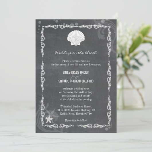 Modern Chalkboard Zee Shell Beach Wedding Kaart (Staand voorkant)