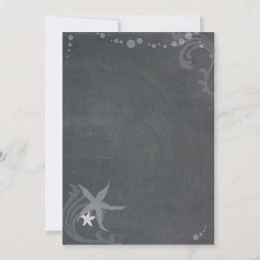 Modern Chalkboard Zee Shell Beach Wedding Kaart (Achterkant)