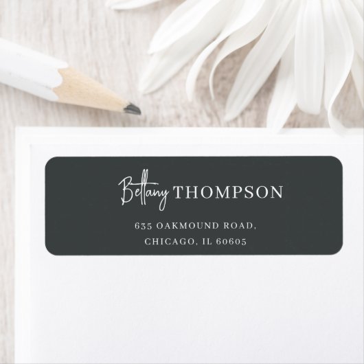 Modern Charcoal Grijs Elegant Script Monogram Etiket (Insitu)