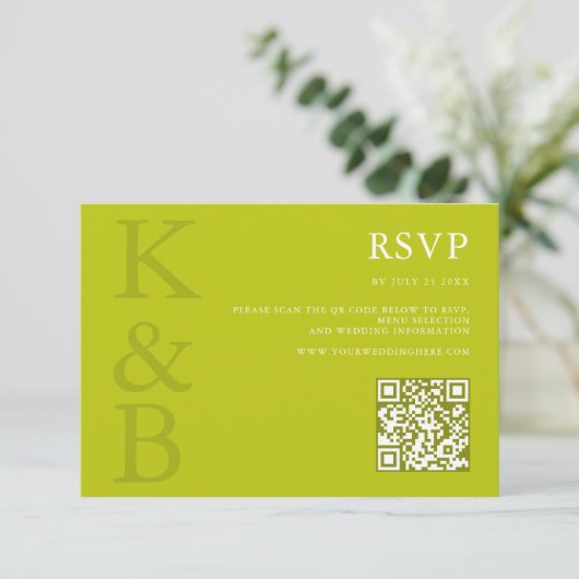 Modern Chartreuse Monogram Minimalist Wedding RSVP Kaartje (Staand voorkant)