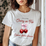 Modern Cherry op de top Roze Bow Vrijgezellenfeest<br><div class="desc">Show je vrijgezellenfeest met ons Modern Cherry On Top Pink Bow Vrijgezellenfeest T-Shirt. Dit stijlvolle shirt is voorzien van een speels kersenontwerp geaccentueerd door een delicate roze strik, die perfect plezier combineert met elegantie. Het is een ideale keuze voor de aanstaande bruid, haar bruidsfeest of gasten die de speciale gelegenheid...</div>