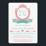 Modern Chevron Coral Blue 70th Birthday Invitation Kaart<br><div class="desc">Een kleurrijke moderne stijl 70e verjaardagsuitnodiging die gemakkelijk aan te passen is met de naam van de verjaardagspartij ontvanger en de partijdetails, biedt een koraal en blauw schuifje en laat een ontwerp met pijlen en een klein blauw hart. De achterkant van deze 70e verjaardagsuitnodiging is voorzien van een chevron stripe-ontwerp...</div>