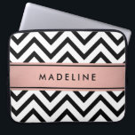 Modern Chevron Pattern & Name Pink, Black & White Laptop Sleeve<br><div class="desc">Bescherm uw laptop in stijl met een chic modern sleeve. Het ontwerp is voorzien van een zwart-wit patroon met een hapvormig patroon, een gouden folie van het neproos in roze en zwart, en een jouw naam of andere aangepaste tekst. Dit elegante en trendy computerhoesje maakt een stijlvol geschenk voor haar....</div>