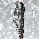 Modern Chic Black en White Houndstooth Leggings<br><div class="desc">Dit ontwerp kenmerkt een klassiek zwart-wit sound-othpatroon. In combinatie met uw eigen gepersonaliseerde tekst,  creëer deze samenstelling moderne en unieke leggings.</div>