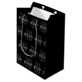 Modern Chic Black Graduation Year Custom Medium Cadeauzakje (Voorkant Gekanteld)