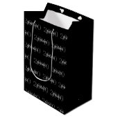 Modern Chic Black Graduation Year Custom Medium Cadeauzakje (Voorkant Gekanteld)