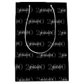 Modern Chic Black Graduation Year Custom Medium Cadeauzakje (Voorkant)