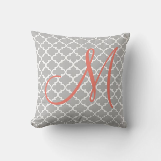 Modern Chic Coral Monogram op grijs Quatrefoil Kussen (Voorkant)