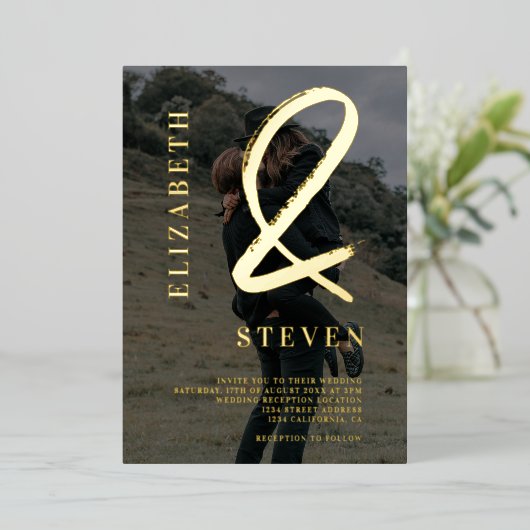 Modern chic gold ampersand noemt foto bruiloft folie uitnodiging (Staand Voorkant)