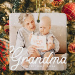 Modern Chic Grandma Fotokerstfeestdag Keramisch Ornament<br><div class="desc">Het ontwerp is samengesteld uit moderne chic typografie met sans serif en serif doopvont. Voeg een aangepaste foto van oma en het jaar toe.</div>