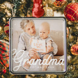 Modern Chic Grandma Fotokerstfeestdag Metalen Ornament<br><div class="desc">Het ontwerp is samengesteld uit moderne chic typografie met sans serif en serif doopvont. Voeg een aangepaste foto van oma en het jaar toe.</div>