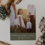 Modern chic | Groene Vrolijke Kerstfoto Feestdagenkaart<br><div class="desc">Deze moderne chique groene Merry Christmas foto vakantie kaart is de perfecte stijlvolle vakantie groet. Dit eenvoudige boho-ontwerp is voorzien van klassieke verfijnde kalligrafie in rustiek olijfgroen en wit. Personaliseer de voorkant van de kaart met een foto,  uw familienaam en het jaar.</div>