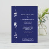 Modern Chic Minimal White Floral Navy Blue Wedding Aankondiging (Staand voorkant)