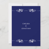 Modern Chic Minimal White Floral Navy Blue Wedding Aankondiging (Achterkant)