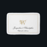 Modern Chic Monogram Names Pas getrouwd Wedding Wh Badmat<br><div class="desc">Modern Chic Monogram Names Pas getrouwd Wedding White Bath Mat. Stijlvol gepersonaliseerd wit en goud monogrammed badmat. Klassiek manuscript voor het monogrammed achternaam initiaal van het paar, de namen van de bruid en de bruom en de huwelijksdatum op een kische witte achtergrond. Het perfecte cadeau voor nieuwe wieren, geëngageerde paren...</div>