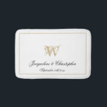 Modern Chic Monogram Names Pas getrouwd Wedding Wh Badmat<br><div class="desc">Modern Chic Monogram Names Pas getrouwd Wedding White Bath Mat. Stijlvol gepersonaliseerd wit en goud monogrammed badmat. Klassiek manuscript voor het monogrammed achternaam initiaal van het paar, de namen van de bruid en de bruom en de huwelijksdatum op een kische witte achtergrond. Het perfecte cadeau voor nieuwe wieren, geëngageerde paren...</div>