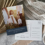 Modern chic | Navy Kerst Fotojaar in de Review Feestdagenkaart<br><div class="desc">Dit moderne chique navy kerst fotojaar in review vakantie briefkaart is de perfecte stijlvolle vakantie groet. Dit eenvoudige boho-ontwerp is voorzien van klassieke verfijnde kalligrafie in rustiek donker marineblauw en wit. Personaliseer uw briefkaart met een foto, uw familienaam, voornamen en jaar. Voeg een optioneel jaartal toe aan de review of...</div>