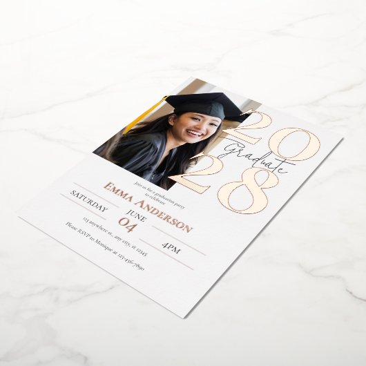 Modern Chic Photo Afstuderen Folie Uitnodiging (Gedraaid)