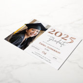 Modern Chic Photo Afstuderen Folie Uitnodiging (Gedraaid)